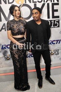 Aura dan Glenn pun terlihat bergandengan tangan saat berpose di red carpet. (noel/detikhot)