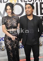 Suit..Suit..Aura Kasih dan Glenn Gandengan Tangan