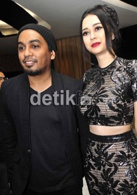 Penampilan Aura dan Glenn pun makin mengisyaratkan kalau mereka punya hubungan khusus. (noel/detikhot)