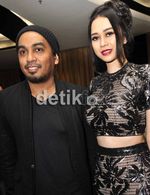 Suit..Suit..Aura Kasih dan Glenn Gandengan Tangan
