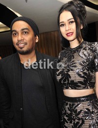 Apakah setelah ini Aura dan Glenn akan membantah punya hubungan khusus? (noel/detikhot)     