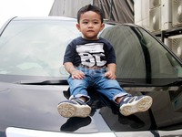 Falhan bergaya dengan kaus biru-putih, jeans dan sepatu yang juga berwarna biru-putih. Pool/Gus Mun/detikFoto.