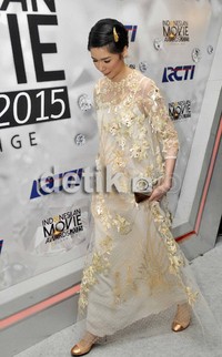 Laura terlihat anggun ketika melangkahkan kakinya di red carpet. (noel/detikhot)