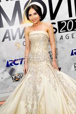 So Gorgeous... Olivia Jensen Tampil Elegan dan Menawan
