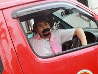 Jadi sopir angkot dadakan, Raffi tampak lelah. Pool/Gus Mun/detikFoto.
