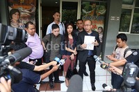 Vita hadir didampingi kuasa hukumnya, Chris Sam.