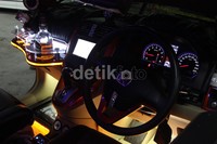 Diruang kabinnya tertanam full autoleader nappa black, panel custom candy orange, full dad original (spion, curtain, mink chain, cup holder, karpet, ac).