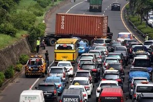 Truk Trailer Patah Roda, Lalin di Tol Arah Cikampek dari Jakarta Macet