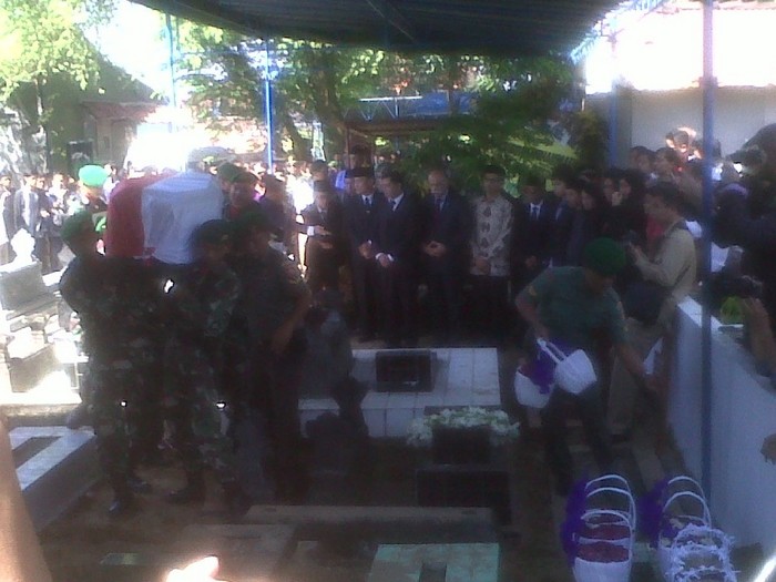 Tembakan Salvo Iringi Pemakaman Dubes Burhan Muhammad