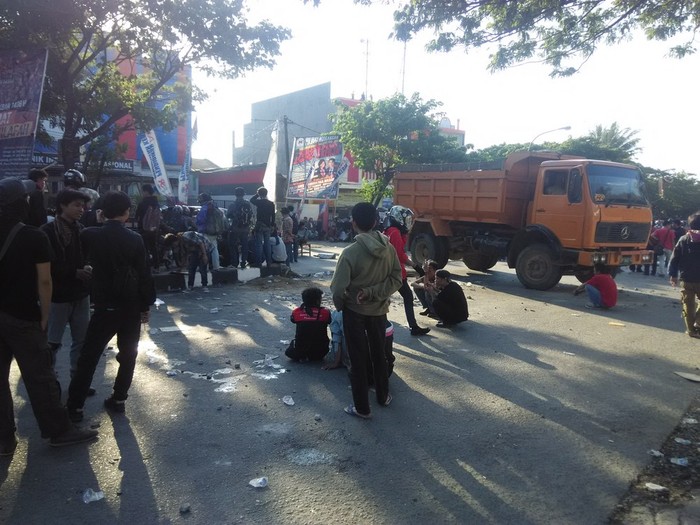 Wartawan TV dan Polisi Terkena Anak Panah dalam Demo Bentrok di Makassar
