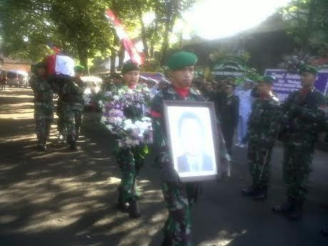 Jenazah Dubes Burhan Tiba di Rumah Duka Disambut Upacara Militer