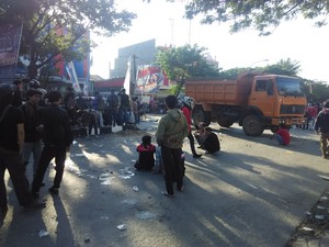 Wartawan TV dan Polisi Terkena Anak Panah dalam Demo Bentrok di Makassar