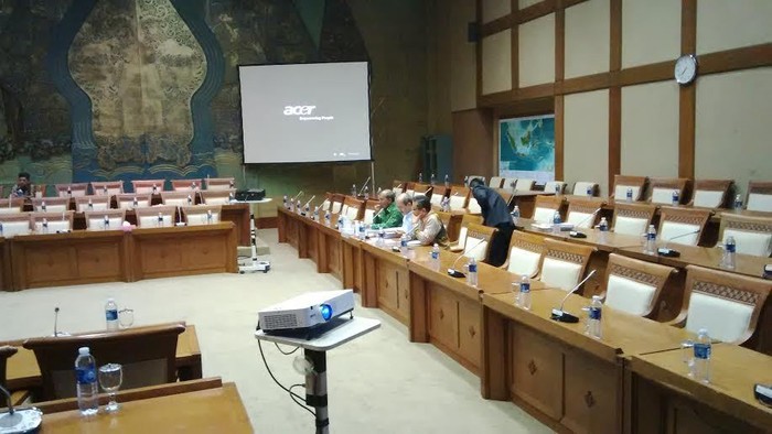 Komisi VII DPR ke Faisal Basri: Siapa Mafia Migasnya?