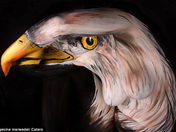 Wuih Seniman Ini Lukis Model Bugil Jadi Burung Elang