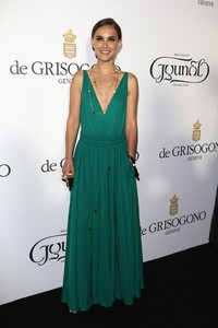 Aktris Natalie Portman terlihat berseri-seri lewat maxi dress berwarna hijau rancangan Lanvin. Andreas Rentz/Getty Images/detikFoto.