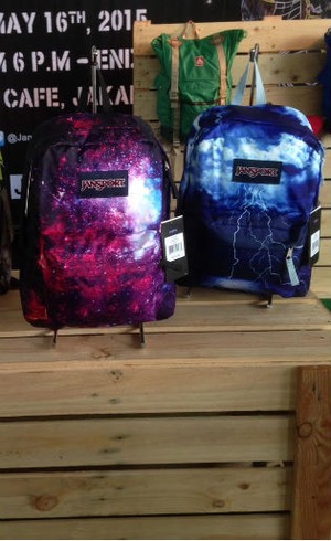 Warna-warni Motif Musim Panas di Koleksi Jansport Terbaru