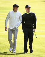 Aksi Niall Horan Bermain Golf