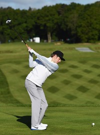 Niall bersiap melakukan tee shot. Ross Kinnaird/Getty Images/detikFoto.