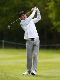 Gaya Niall saat memukul bola. Ian Walton/Getty Images/detikFoto.