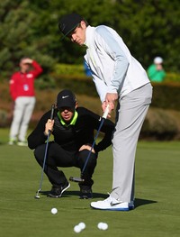 Saat putting, Niall mendapat sedikit tips dari Rory Mcllroy. Ian Walton/Getty Images/detikFoto.