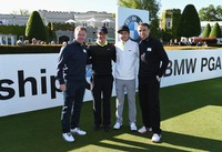     Tak hanya dengan Rory Mcllroy, Niall juga ditemani mantan pesepakbola Manchester United Paul Scholes dan Phil Neville. Ross Kinnaird/Getty Images/detikFoto.