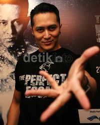 Aksi tersebut bisa dikatakan sangat berbahaya. Demian tidak hanya harus bertahan hidup di dalam semen yang mengering, tapi juga melawan panas yang mencapai suhu enam puluh derajat celcius.