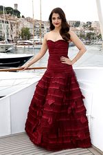 Gorgeous in Red... Pesona Aishwarya Rai di Usia 41 Tahun