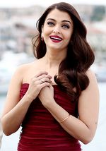 Gorgeous in Red... Pesona Aishwarya Rai di Usia 41 Tahun