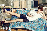 Kenakan polo shirt putih, celana pendek dan sepatu coklat, Minhyuk berpose bersama kucingnya, DdaDda di atas kursi. (Dok. SURE)