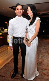 Ririn menyentuh penampilannya dengan lipstik merah di bibirnya serta clutch berwarna emas. Pool/Noel/detikFoto.
