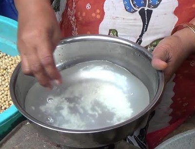 Polisi Ajari Pedagang Cara Bedakan Beras Asli dan Plastik