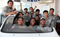 Peserta Datsun Risers Expedition (DRE) berpose dengan salah satu mobil di Diler Nissan-Datsun Cirebon.