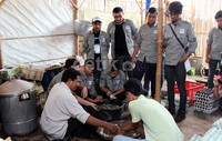 Seluruh risers mencoba membuat telur asin. Mulai dari membersihkan telur hingga melumuri adonan asinan yang terbuat dari bata dihancurkan, garam dan air secukupnya.