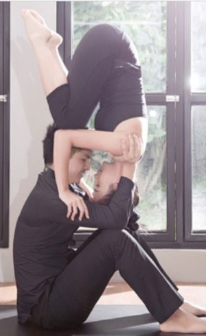 Chelsea Olivia dan Glenn Alienskie Bangun Kepercayaan Lewat Latihan Acroyoga