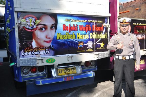 100+ Gambar Lucu Di Bak Truk Paling Keren 100+ Gambar Lucu Di Bak Truk Paling Keren