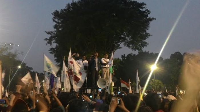 Usai Berdialog, Luhut Datangi Mahasiswa yang Berdemo di Depan Istana Negara