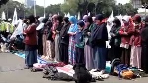 Di Sela Unjuk Rasa di Depan Istana, Mahasiswa Shalat Zuhur Bersama