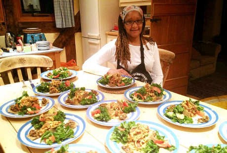 Wanita Ini Klaim Diet Vegan Ampuh Atasi Gejala Menopause yang Ia Rasakan