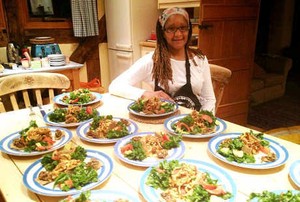 Wanita Ini Klaim Diet Vegan Ampuh Atasi Gejala Menopause yang Ia Rasakan
