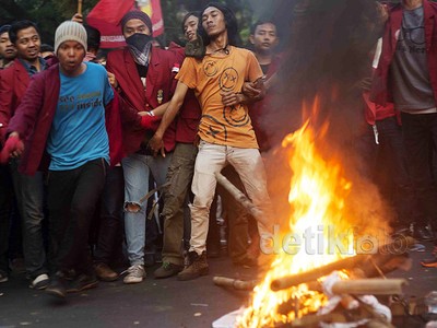 Mahasiswa Demo di Depan Istana