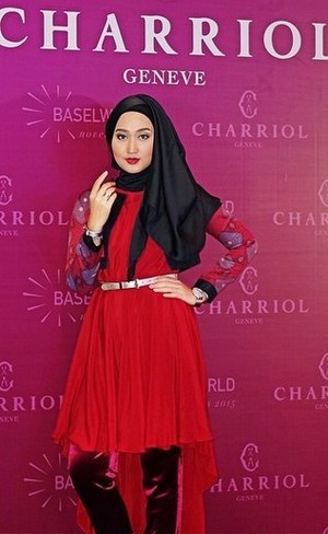Tips Dian Pelangi Tampil Stylish dengan Aksesori dan Hijab