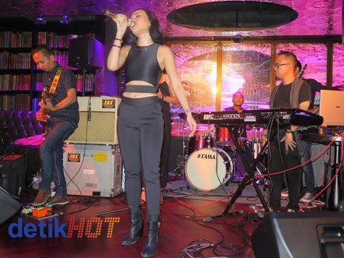 Rinni Wulandari Sukses Luluhkan Panggung Pertama Music Matters Live 2015 Singapura