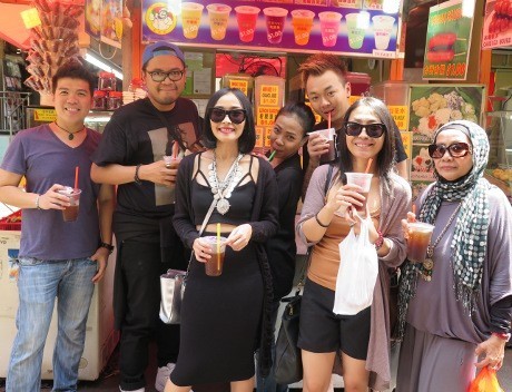 Sebelum Pentas, Rinni Wulandari Berburu Kuliner di Chinatown