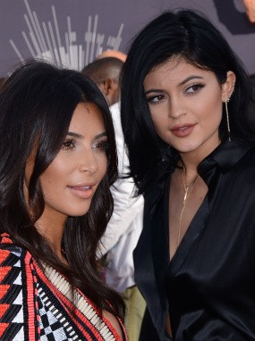 Kim Kardashian Bela Kylie Jenner yang Jalani Suntik Bibir di Usia 17 Tahun