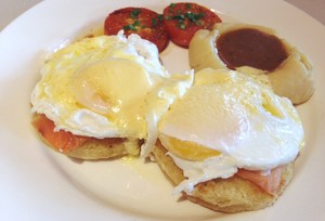 TRS Diner: Mantapnya Egg Benedict dengan Salmon dan Iga Sapi Empuk Berbalut Saus BBQ