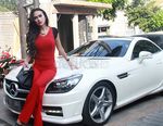 Berbaju Ketat, Bebizie Berpose di Mercedes-Benz Kesayangannya