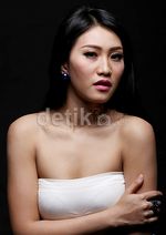 Pose iMeyMey Berkemban Putih