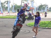 Wawan kemudian mengajak seorang model Yamaha berdansa sambil terus mengendarai motor V-Ixion. (dok Yamaha).