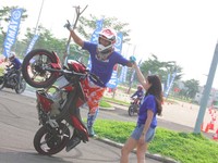 Tanpa ragu, si gadis memenuhi ajakan berdansa Wawan Tembong. (dok Yamaha).