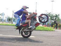     Aksi Wawan Tembong dengan motor V-Ixion. Eh siapa yang dibonceng dan siapa yang membonceng nih? (dok Yamaha).